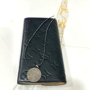 Black diamond strand, pop, a diamond circular pendant, all diamonds, black